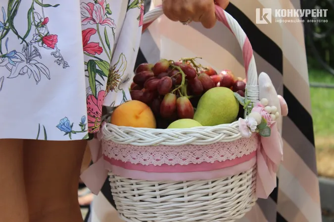 Ніжний дизайн одного білого спасівського кошика