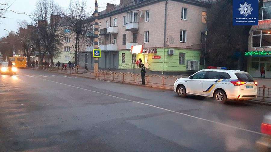 Біля 4-ї гімназії у Луцьку наводять лад з паркуванням авто (фото)