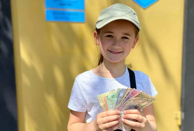 У Луцьку дівчинка продавала черешні, щоб допомогти армії (фото)