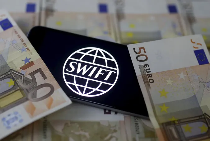 У випадку війни США та ЄС не відключатимуть Росію від SWIFT – Reuters