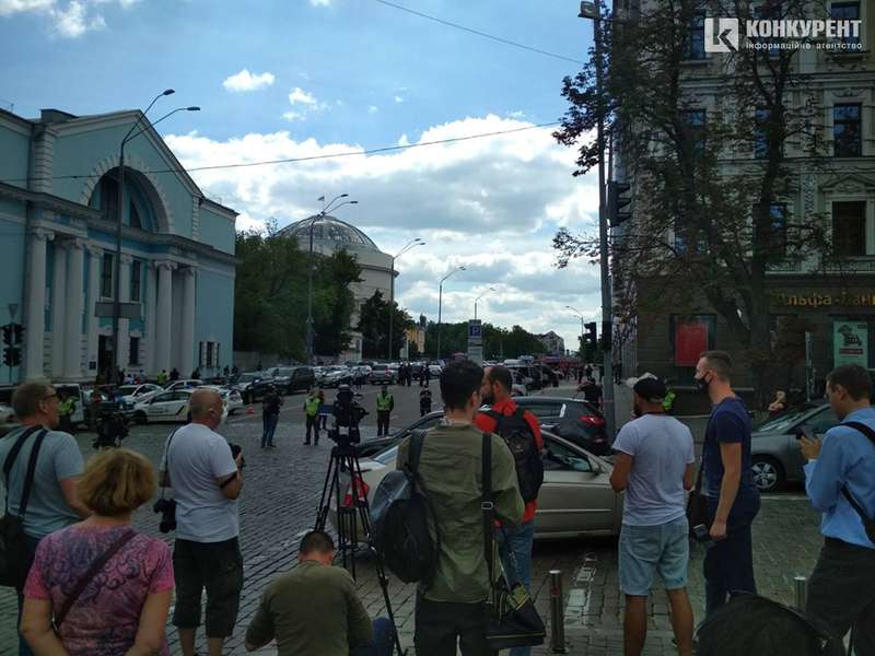 У Києві чоловік взяв у заручники банкіра у торговому центрі: погрожує вибухом