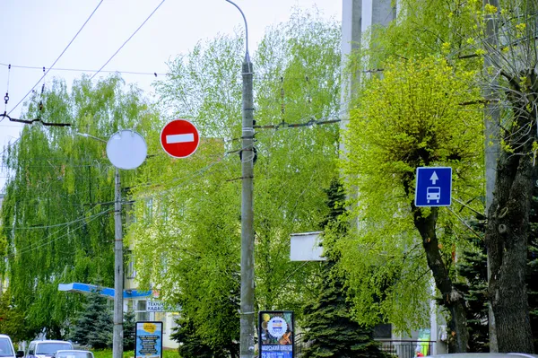 Винниченка. Напрямок від «Променя» до «ЦУМа».  Червоний знак означає «в'їзд заборонено». Синій – дозволяє рух маршрутним транспортним засобам