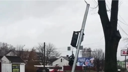 У Луцьку на Володимирській автомобіль зламав світлофор (відео)