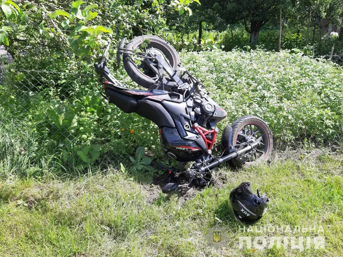 На Волині мотоцикл врізався в авто й став на диби: є постраждалі (фото)