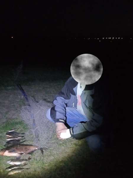 Волиняни здали рибпатрулю чоловіка, який вудив рибу «павуком» (фото)