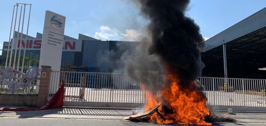 У Барселоні – закриття заводу Nissan: протестувальники палять шини (фото)