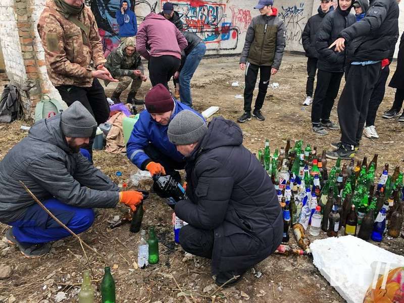 У Володимирі цивільних вчать кидати коктейлі Молотова. У них виходить