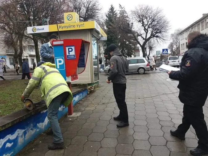 У Луцьку демонтують термінали самообслуговування (фото)