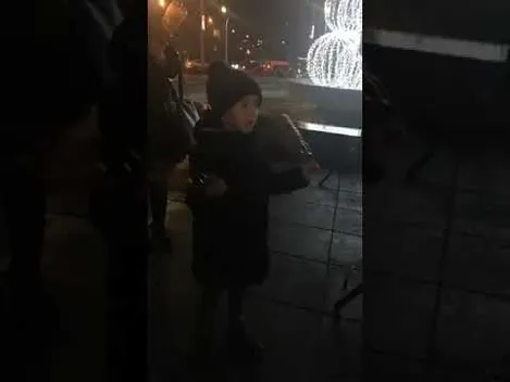 Як у Луцьку біля «Променя» засвічували ялинку (відео)