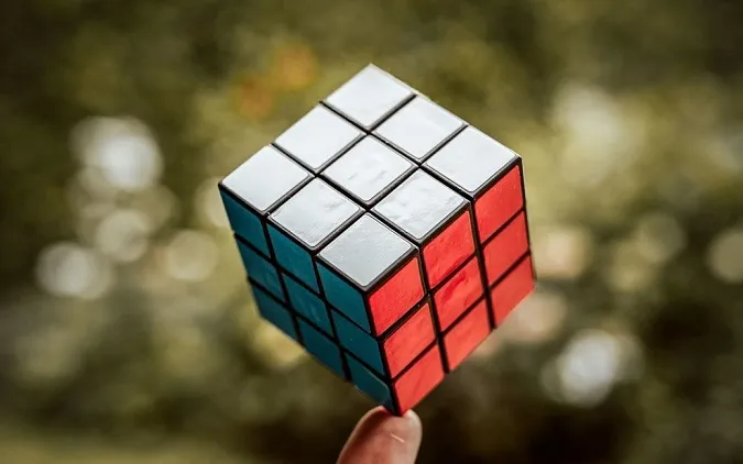 Якщо кліпнете – все пропустите: кубик Рубіка зібрано за рекордні 0,305 секунди (відео)