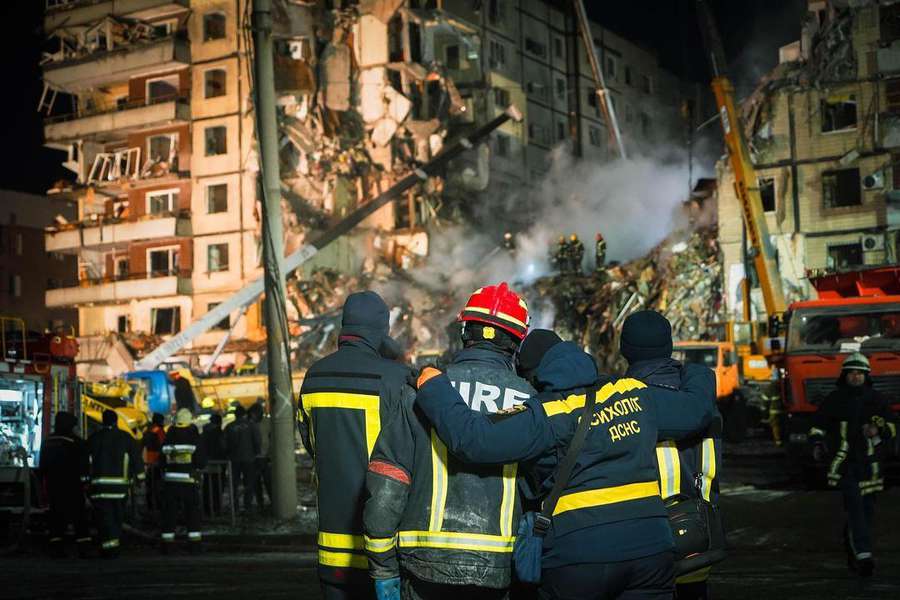 Зеленський повідомив про 25 загиблих у Дніпрі, ще 43 людей шукають (фото)