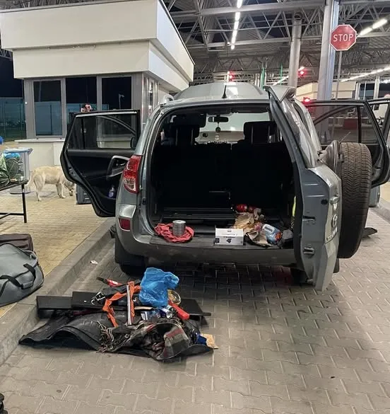 Екстазі у великих розмірах: в «Устилузі» службовий пес знайшов в автівці психотропи (фото)