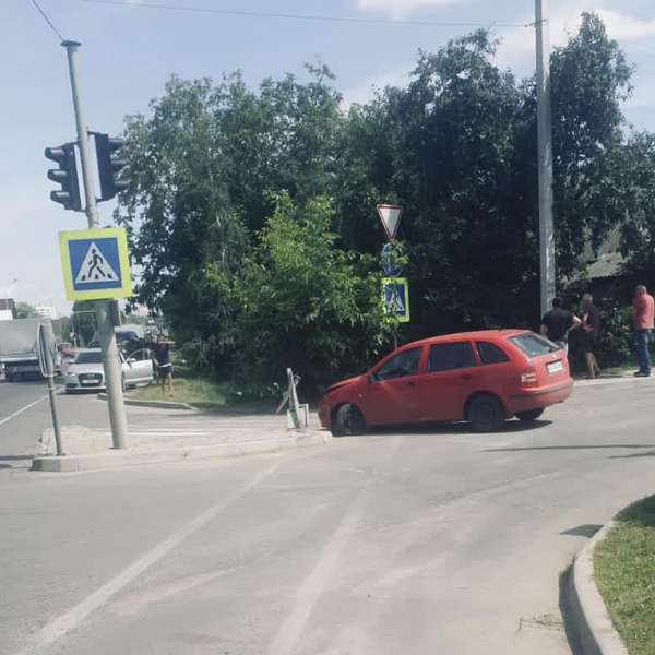 Під Луцьком п'яний водій в'їхав в дорожній знак (фото)