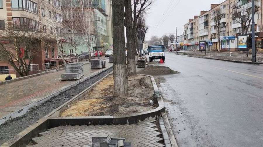 Тимчасово перекриють дорогу: у Луцьку відновили ремонт проспекту Волі (фото, відео)