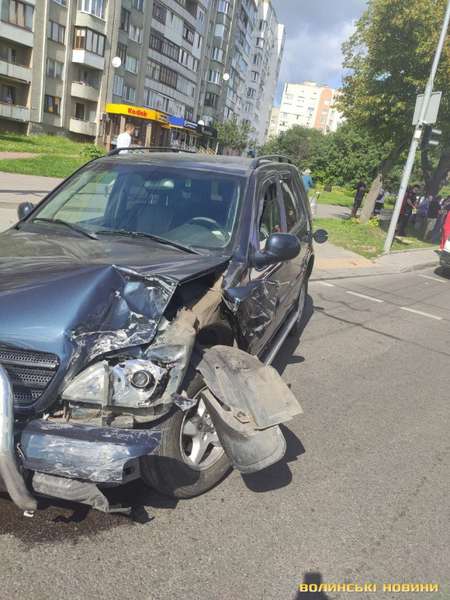 У Луцьку на Собороності легковик врізався у стовп, водій травмувався (фото)