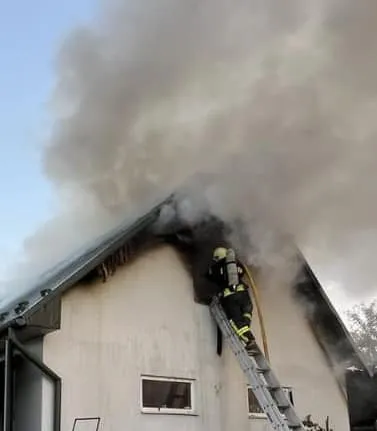 Вогонь повністю знищив горище: у Володимирі понад годину гасили пожежу (фото)