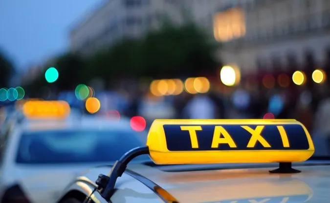 Українцям радять не сідати в таксі на «бляхах» 