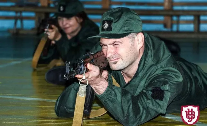 Луцькі депутати навчилися володіти зброєю (фото)