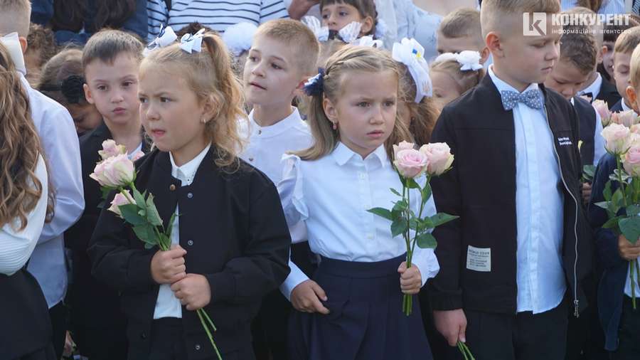 Квіти, дзвоники і діти: як у Луцькому ліцеї №9 відзначили 1 вересня (фото)