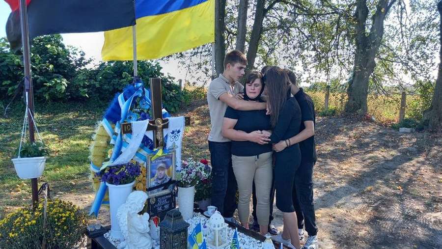 Любив Україну і пішов її захищати: родина загиблого бійця з Волині просить надати йому звання Героя України (фото, відео)
