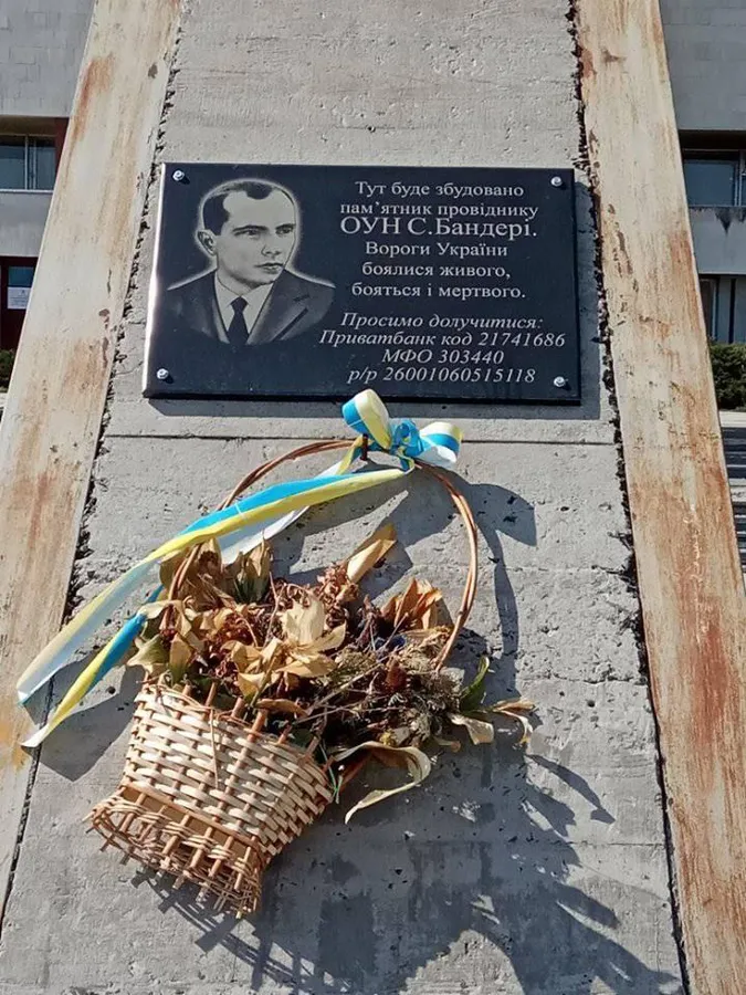 Пам'ятник Бандері в Луцьку треба, щоб пофоткатися для галочки?