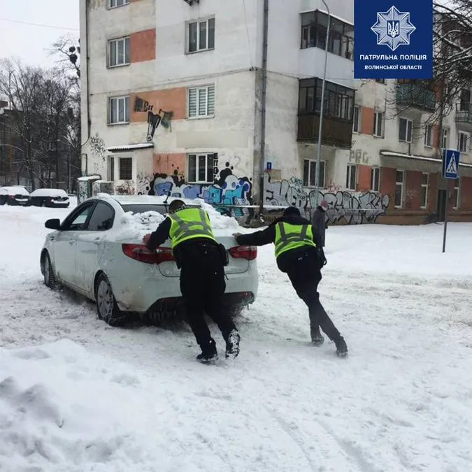 Волинські патрульні допомагають водіям під час негоди (фото)