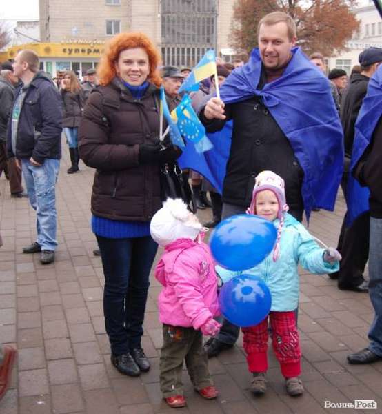 Михайло та Ольга Находи з дітьми на майдані у Луцьку
