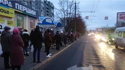 На зупинках у Луцьку – натовпи, маршрутки переповнені (фото)