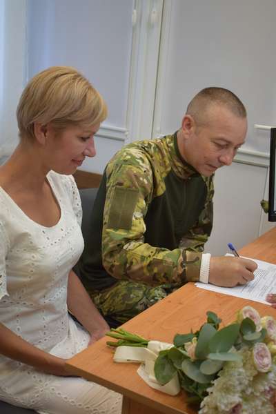 Хвилююче і щемливо: у Луцьку військовий одружився зі своєю обраницею (фото)