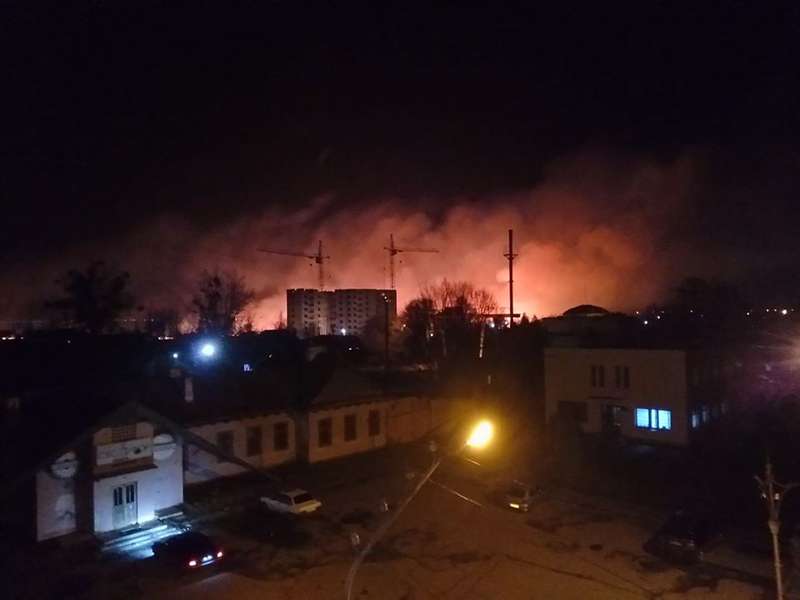 У Луцьку – пожежа, горить луг у районі вулиці Чернишевського (фото)