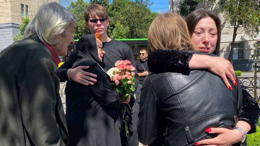 Вінниця у скорботі: вбиту рашистами дівчинку Лізу хоронили з почестями (фото)