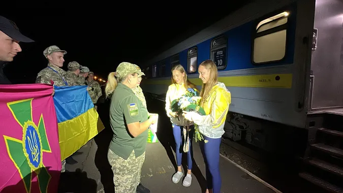 З прапорами й квітами: на Волині вночі зустріли «олімпійський експрес» (фото, відео)