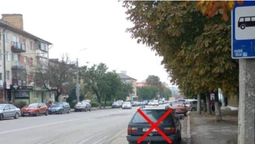 У Луцьку муніципали оштрафували водіїв, які паркуються біля зупинки (фото)