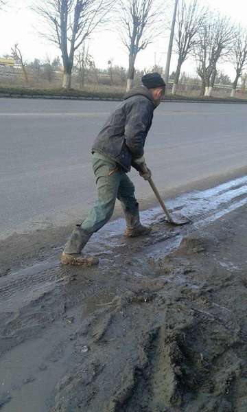 У Луцьку будівельників змусили очистити дорогу (фото)