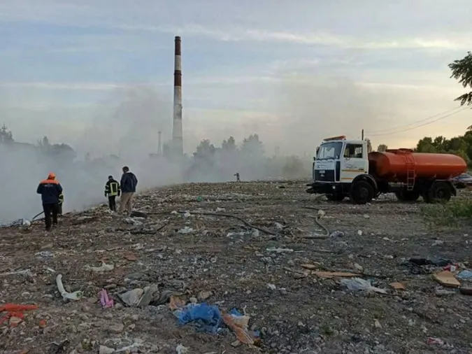 У Києві горить сміттєзвалище: столиця в диму (фото)