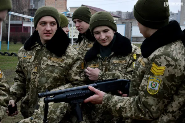 Дубинки, АК та шоломи: луцькі ліцеїсти відвідали військову частину Нацгвардії (фото)