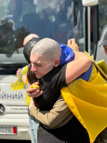 З полону ворога до України повернулися ще 185 захисників