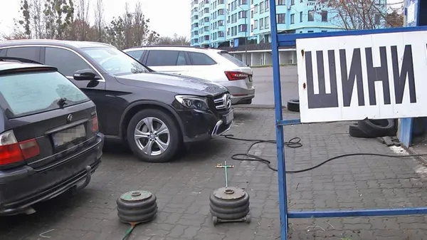 Чекали до останнього: на шиномонтажах у Луцьку – черги (відео)