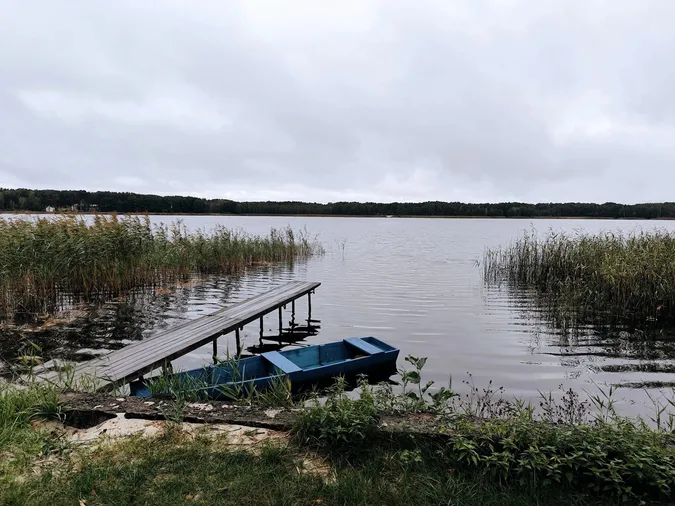 По-осінньому захмурене: показали краєвиди популярного на Волині озера (фото)