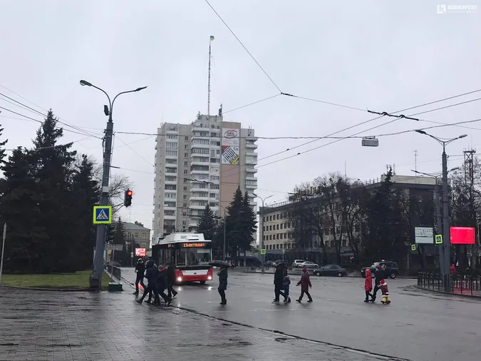 Чисто і людно: післяноворічний Театральний майдан Луцька (фото)