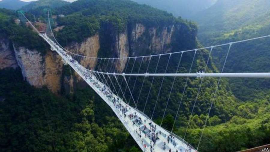 Рекорд Гіннеса: в Китаї відкрили найдовший підвісний міст зі скла