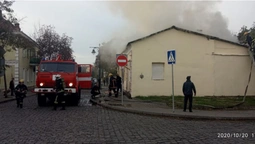 У Луцьку в Старому місті горить закинута будівля (фото)