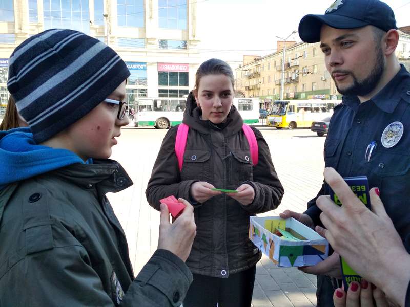 Патрульні у центрі Луцька розповідають дітям про безпечний Великдень (фото)