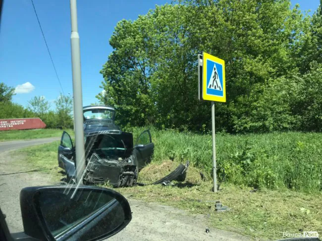 Під Луцьком Audi протаранила електроопору (фото)