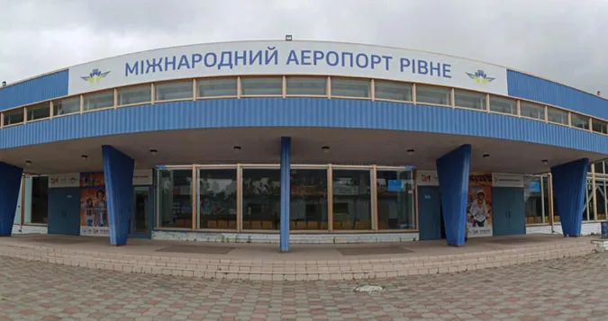 Біля Рівного ворог обстрілює аеропорт