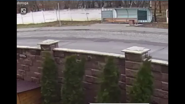 Під Луцьком вітер здув зупинку біля психлікарні (відео)