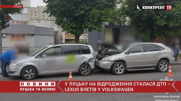 У Луцьку Lexus протаранив припарковане авто – водій був п'яний (фото, відео)