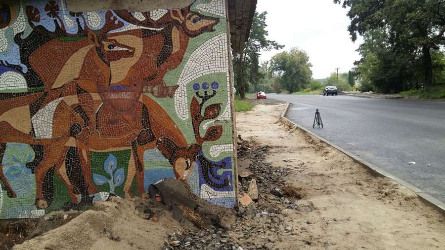На Волині під час ремонту доріг хочуть знести зупинки з мозаїкою (фото)