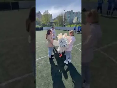 У Луцьку футболіст освідчився коханій під час матчу (відео)