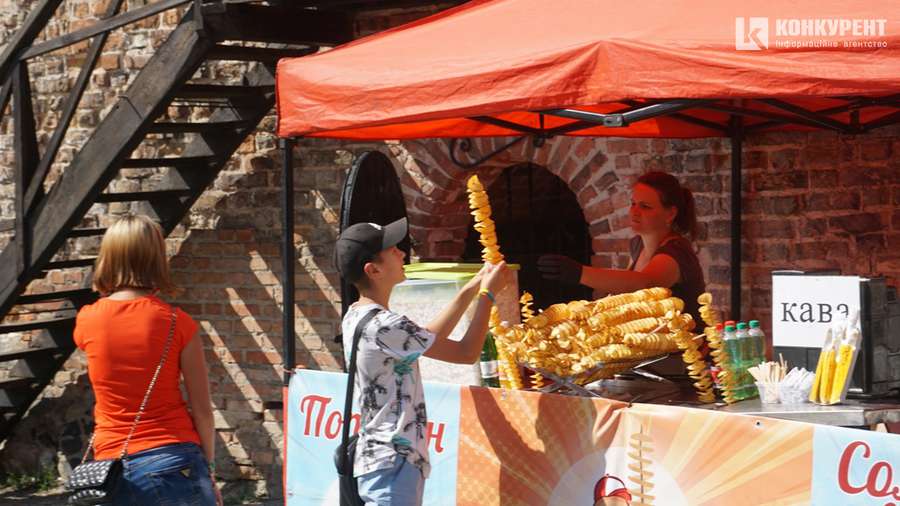 Перший день Lutsk Food Fest 4.5.0: що відбувається у Луцькому замку (фото)